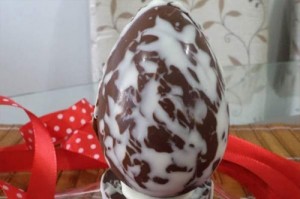 Ovo de Páscoa com chocolate branco